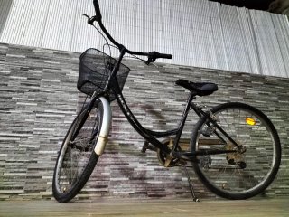 Bicicleta Clásica Negra con Cesta.