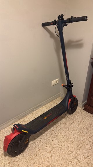 Patinete Eléctrico con Soporte Móvil