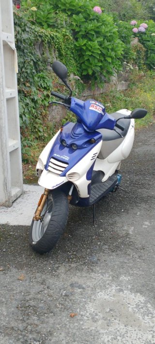 Beta Ark Scooter 49cc Azul y Blanco