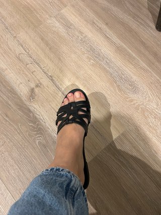 Sandalias planas negras de piel