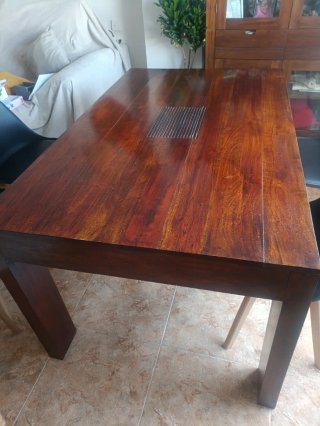 Mesa de comedor de madera