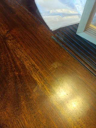 Mesa de comedor de madera