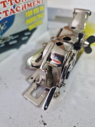 Accesorio de máquina   industrial,hace OJALES