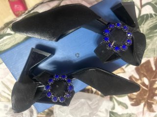 Zapatos de tacón negros con pedrería