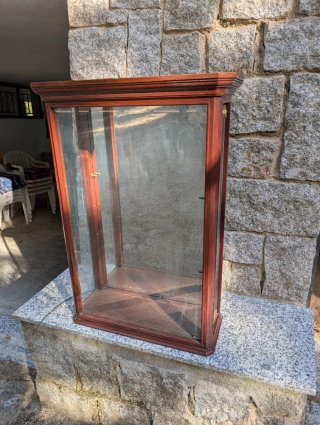 Vitrina de cristal y madera marrón