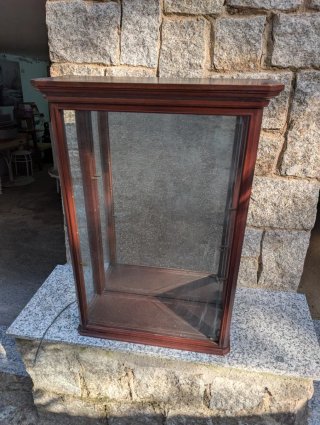 Vitrina de cristal y madera marrón