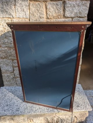 Vitrina de cristal y madera marrón