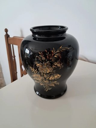 Jarrón negro con detalles dorados