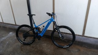 Bicicleta eléctrica azul