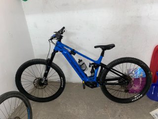 Bicicleta eléctrica azul