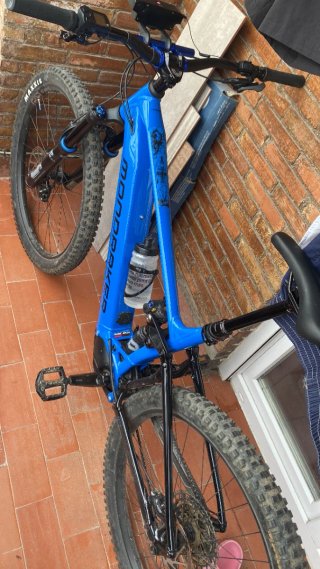 Bicicleta eléctrica azul