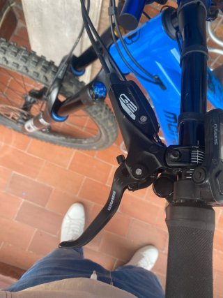 Bicicleta eléctrica azul