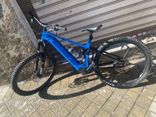 Bicicleta eléctrica azul
