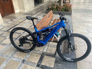 Bicicleta eléctrica azul