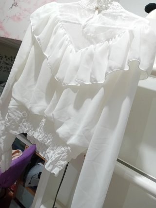 Blusa blanca con volantes y cuello encaje
