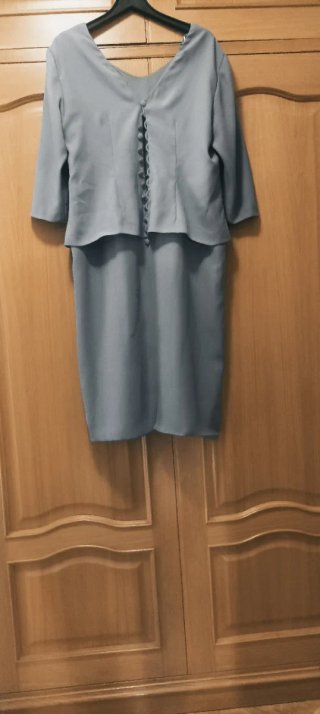 Elegante vestido azul de crep de seda