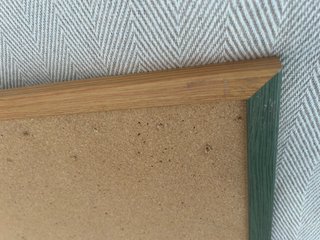 Tablero de corcho con marco de madera
