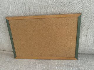 Tablero de corcho con marco de madera