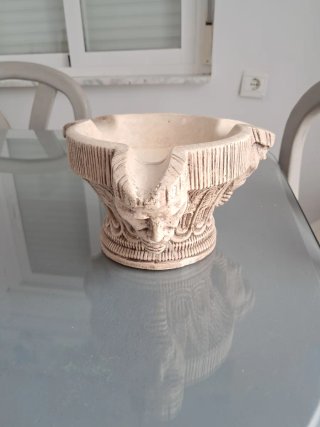 Cenicero antiguo con diseño de cara