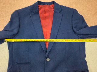 Traje azul con forro rojo