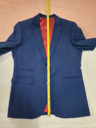 Traje azul con forro rojo