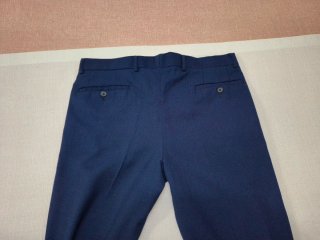Traje azul con forro rojo