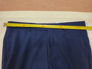 Traje azul con forro rojo