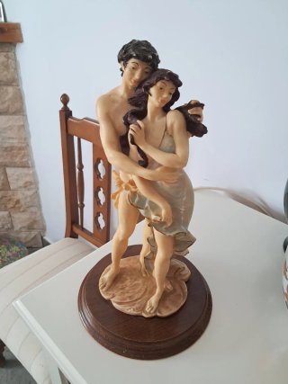 Figura de pareja abrazada