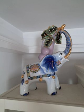 Figura de elefante de porcelana