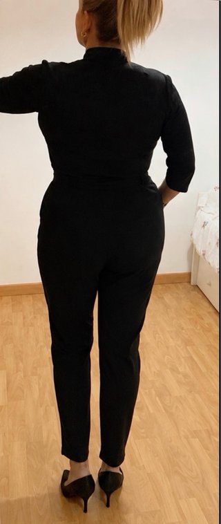 Mono negro elegante escotado