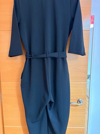 Mono negro elegante escotado