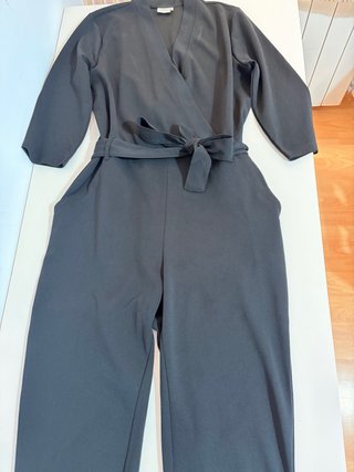 Mono negro elegante escotado