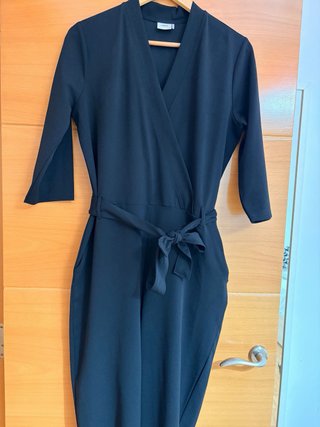 Mono negro elegante escotado
