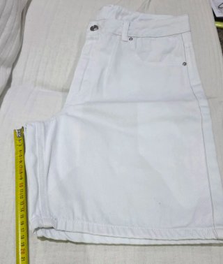 Pantalón vaquero blanco corto. Mujer. Talla 40.