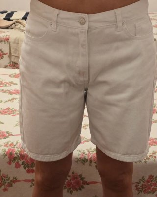 Pantalón vaquero blanco corto. Mujer. Talla 40.