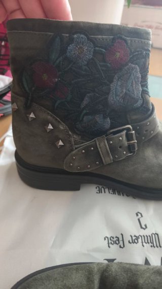 Botines militares con tachuelas