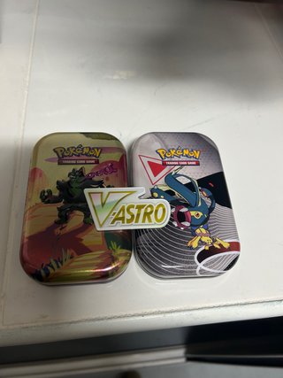 2 Minilatas Pokémon Vacías + Logo V-Astro (2022)