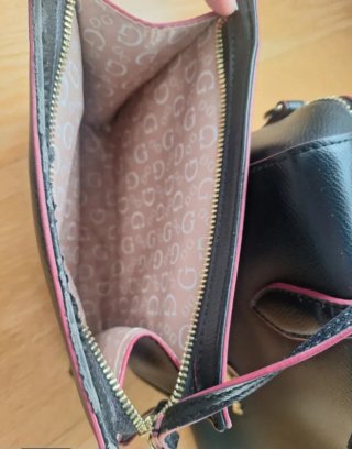 Bolso Guess Negro con Neceser