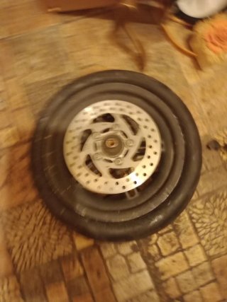Rueda de patinete con disco