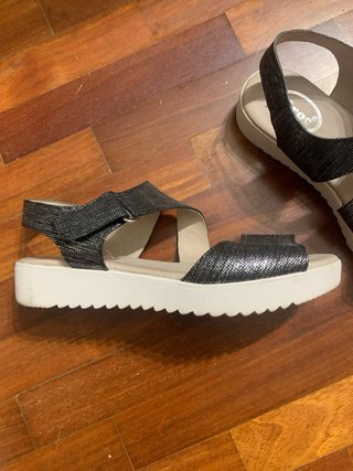 Sandalias Krocs plateada y negra