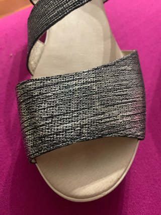Sandalias Krocs plateada y negra