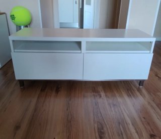 Mueble TV blanco de Ikea.
