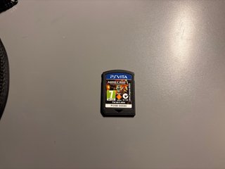 Sony PS Vita Negra + Funda + Juego