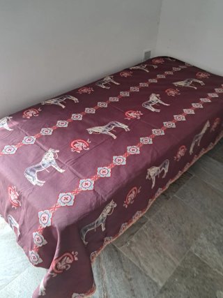 Colcha beige con estampado de caballos