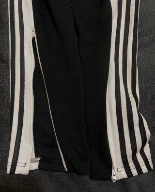 Pantalones Adidas negros con rayas blancas
