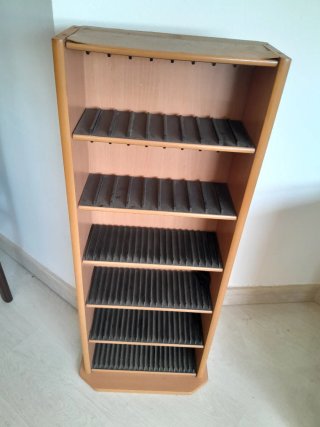 Mueble Porta CDs Madera y Plástico