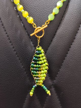 Collar de peces verde y dorado