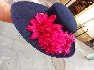 Pamela azul con flores rosas