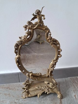 Espejo de mesa antiguo con querubines de bronce.