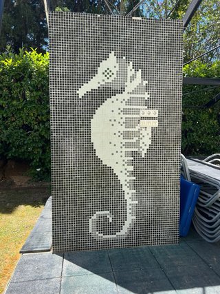 Piscina de obra con revestimiento de gresite.